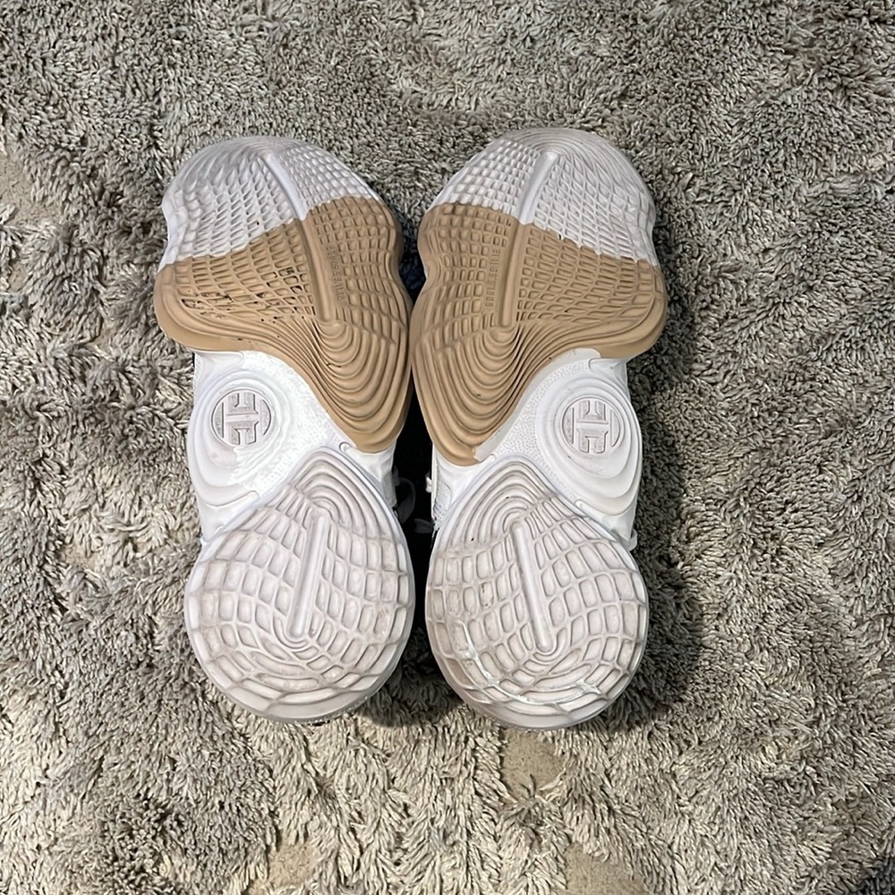 Gently used men’s sneakers - Picture 4 of 5